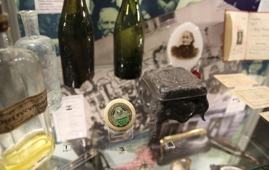 Wystawa stała 'Historia Wronek (od) nowa' - ekspozycja prezentująca różne pamiatki rodzinne z  XIX i XX wieku, pochodzące od mieszkańców Wronek,  odznaczenia, drewniane przedmioty osobiste codziennego użytk pamiatkowe medale, szkatuła, butelki 