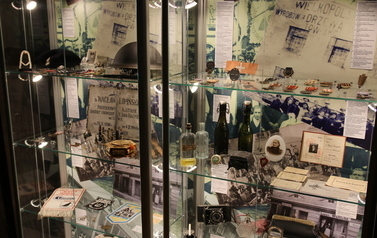 Wystawa stała 'Historia Wronek (od) nowa' - ekspozycja w szklanej gablocie - pamiatki rodzinne z  XIX i XX wieku, pochodzące od mieszkańców Wronek,  odznaczenia, pamiatkowe medale,  przedmioty osobiste codziennego użytku  szkatułki, butelki, torebki, aparat fotograficzny i inne