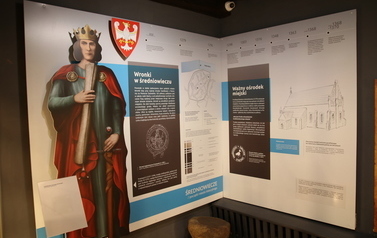 Wystawa stała 'Historia Wronek (od) nowa' - zdjęcie makiety przedstawiającej  historię Wronek z czasów średniowiecza, na makiecie portret króla Przemysła II, pieczęć królewska, pieczęć miejska, plan miasta, szkic.