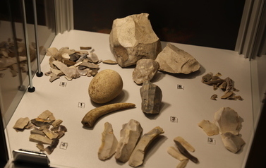 Wystawa stała 'Historia Wronek (od) nowa' - elementy wykopalisk: krzemienne  i kamienne fragmenty narzędzi z okolic Wronek