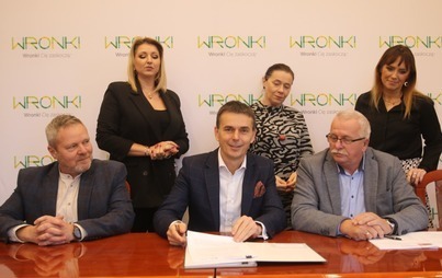 Zdjęcie do Umowa na budowę hali sportowej przy Szkole Podstawowej nr 1 im. Janusza Korczaka we Wronkach podpisana