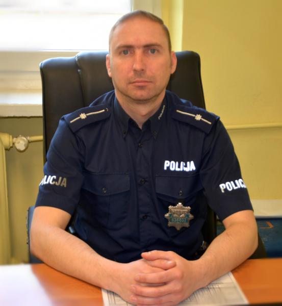 Dzielnicowy Komisariatu Policji we Wronkach z rejonu nr 25 - mł. asp. Damian Garstka