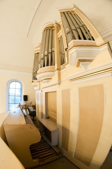 Wnętrze kościoła świętego Krzyża i Mikołaja w Biezdrowie. Widoczne beżowe organy z piszczałkami. 